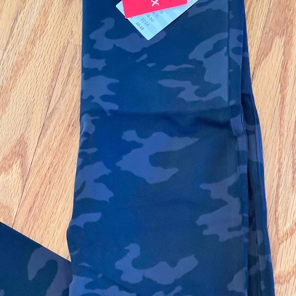 Spanx EcoCare Seamless Spanx Leggings Black Camo size XSmall NWT - Picture 3 of 9